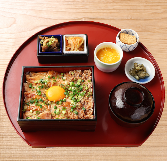 炙り鶏と鶏そぼろの月見重御膳