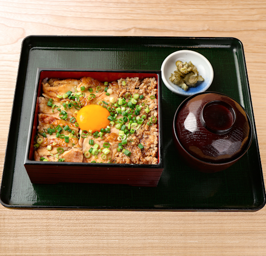 炙り鶏と鶏そぼろの月見重